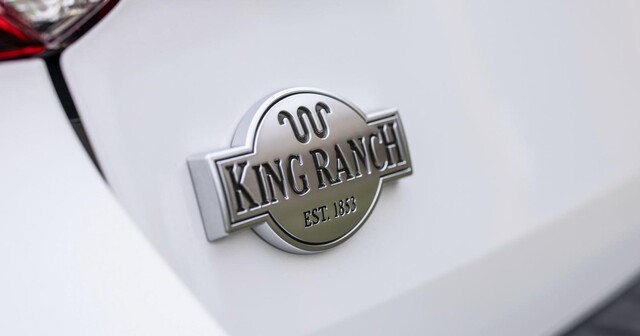 Thêm vào đó là tem chữ nổi "King Ranch", 4 đầu ống xả mạ crôm, ốp bậc cửa ở cốp sau...