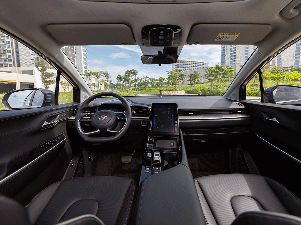 Khoang lái Hyundai Custin 2023