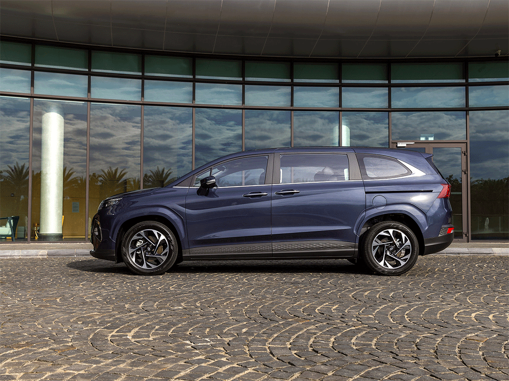 Phần thân Hyundai Custin 2023